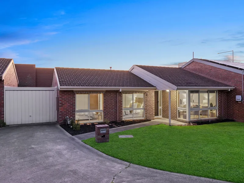 Single Level Setting in Leafy Surrounds