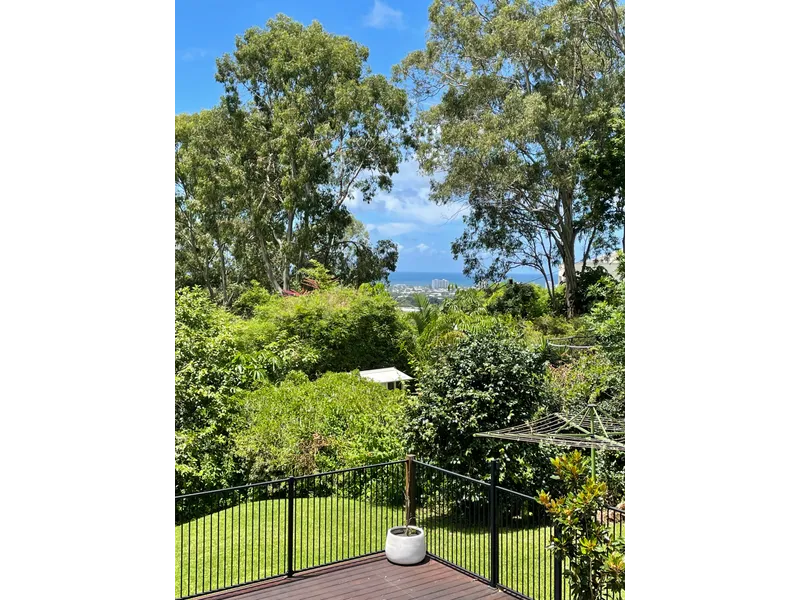 LARGE FAMILY HOME - 4 BEDROOMS, PLUS A STUNNING POOL