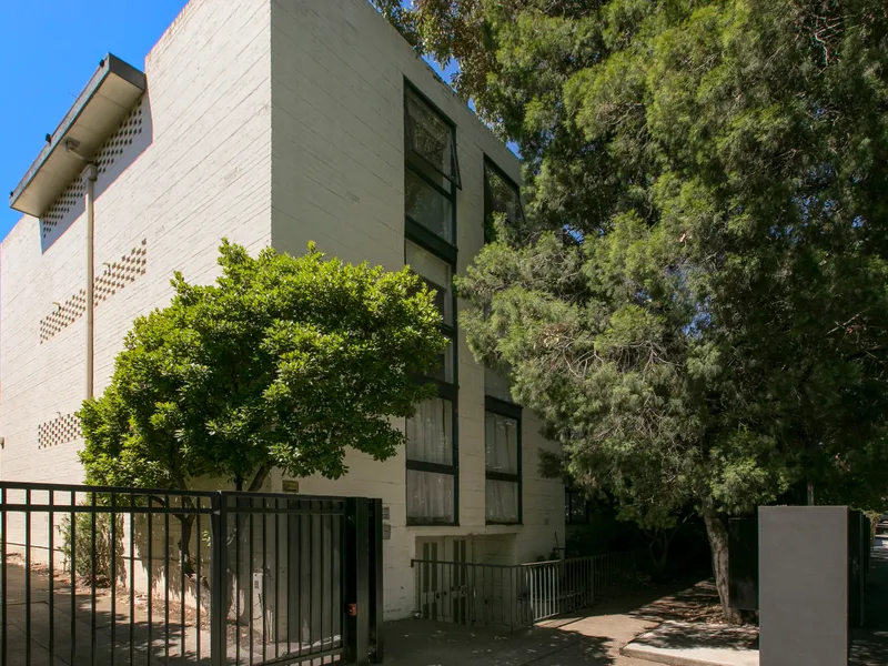 A little gem in the heart of Toorak.... Newly renovated and ready to move...