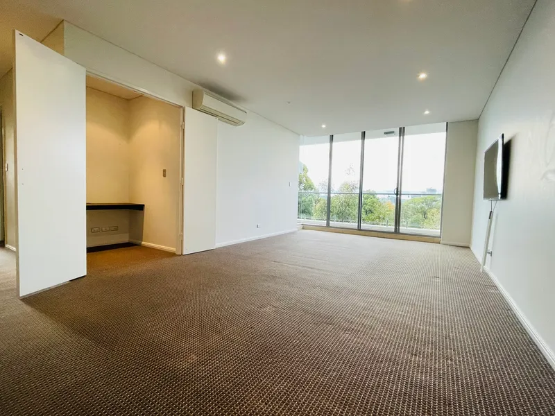 Bright 3 bedrooms apartment for lease!