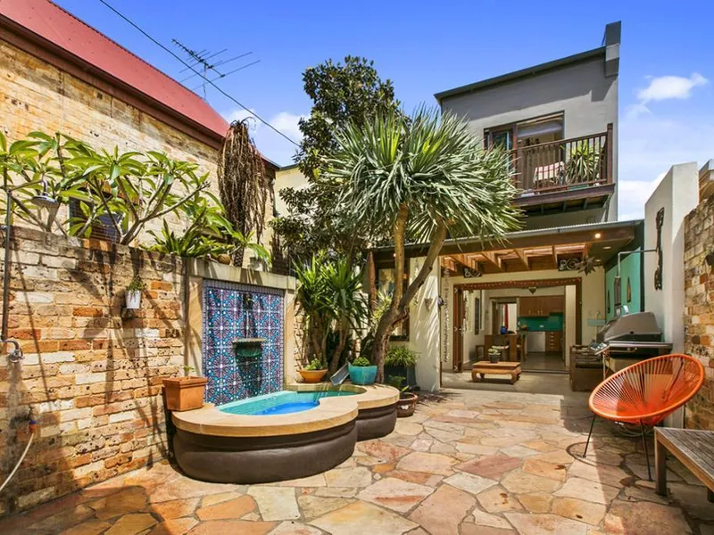 Contemporary 4 bed terrace residence by Manly Beach