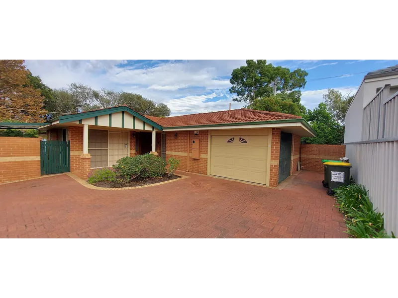 Stirling Beautiful house over looking Garden Park
