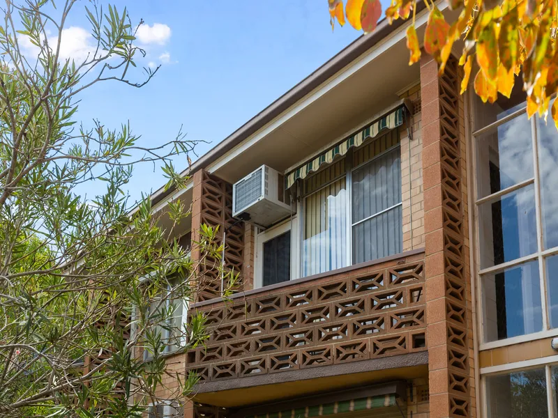 UPDATED SINGLE BEDROOM UNIT BETWEEN THE CITY & BEACH!!