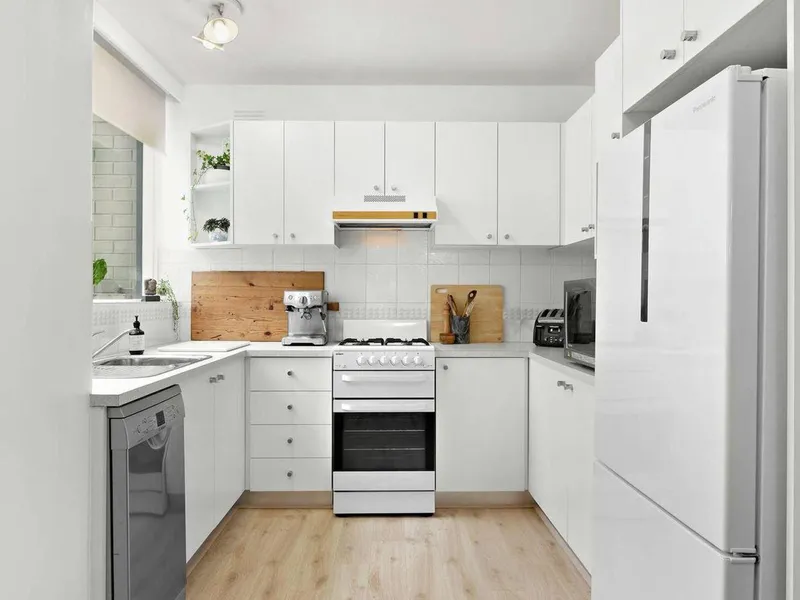 BRIGHT, SPACIOUS APARTMENT WITH CONVENIENCE ON YOUR DOORSTEP!