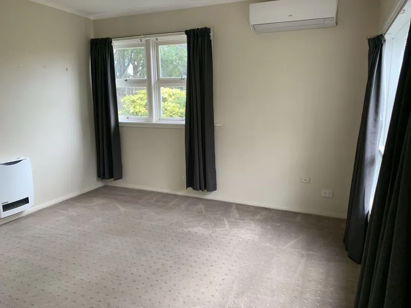 TWO BEDROOM COTTAGE WITH CARPORT&nbsp;AND LARGE SECURE BACKYARD.