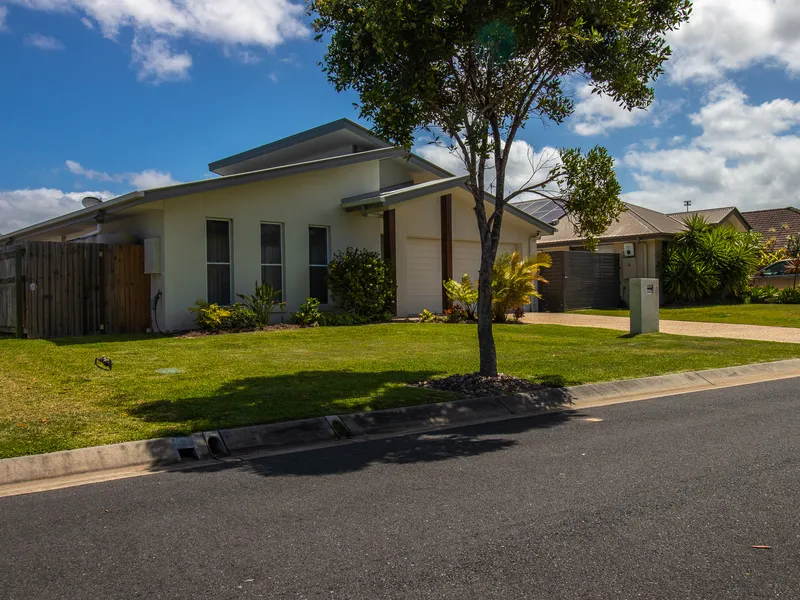 Classic Family Home In Sippy Downs With Poolside Master