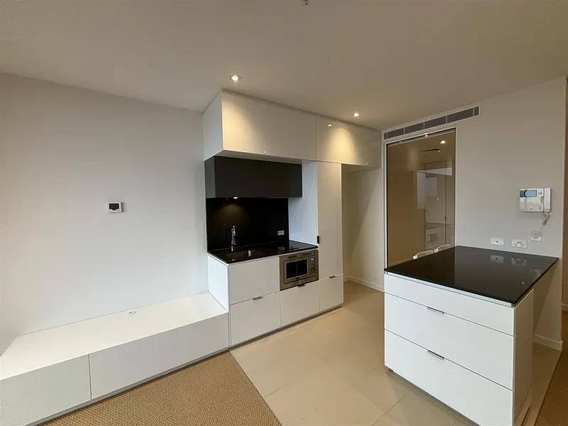 One Bedroom Apartment Swanston Square at the heart of Melbourne CBD with 2 Storage Cage