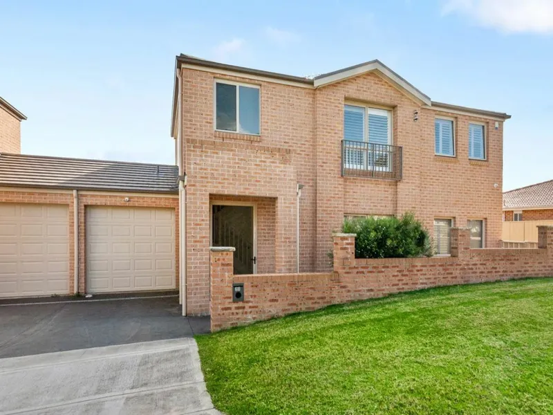 FOUR BEDROOM DUPLEX IN A PRIME LOCATION!!