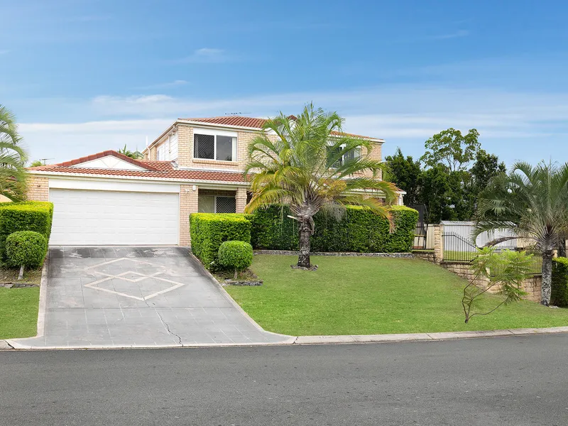 SPACIOUS FAMILY HOME IN A GREAT LOCATION in Carindale within the highly regarded Mansfield State School