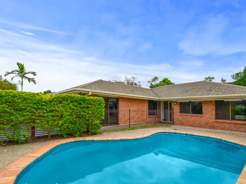 AIR CON & POOL - FABULOUS HOME WITH MUCH TO OFFER!