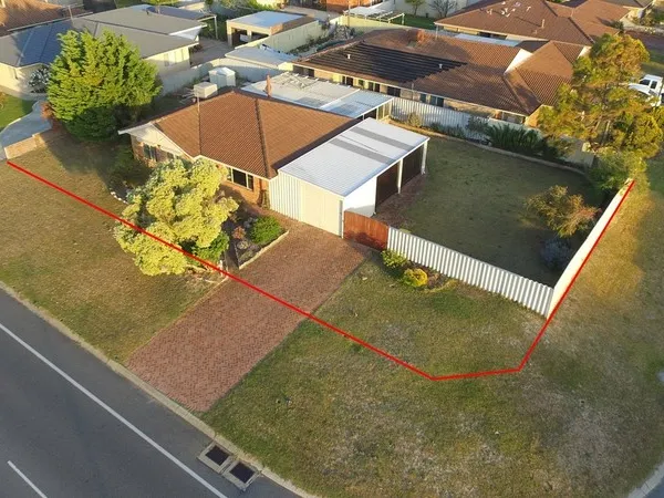 GREAT LOCATION BEACHSIDE HOME LARGE R20 CORNER BLOCK