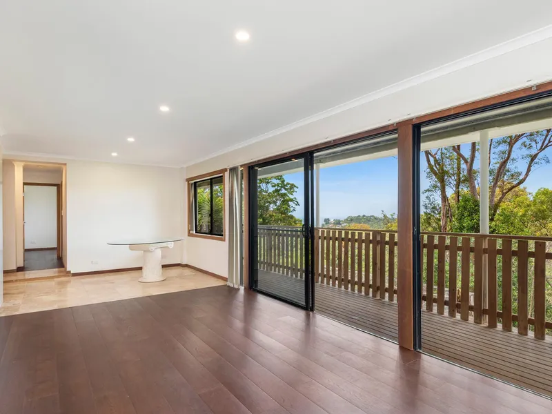 Beautifully presented 2 bedroom plus study upper duplex with views to Avalon Beach