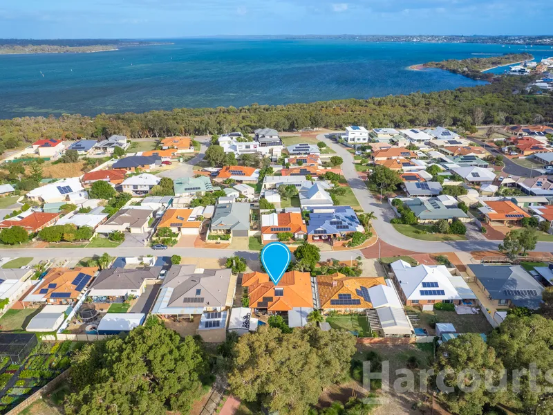 Big Home and Shed, Side Access and Sparkling Pool!