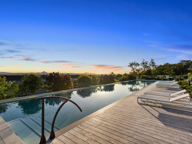 Impressive residence with spectacular hinterland and lake views