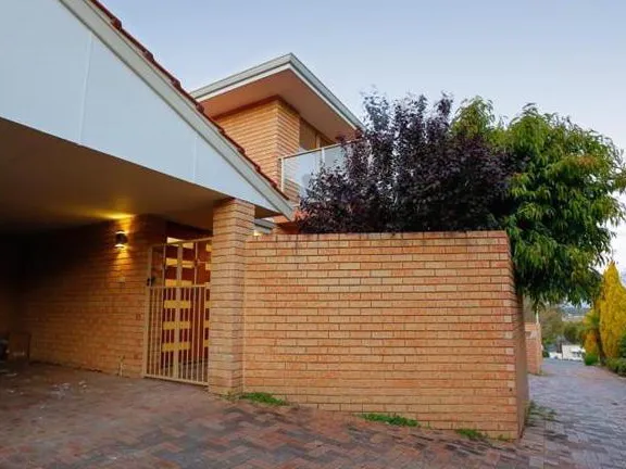 Hill on the Hill Quaint Neat and Tidy Townhouse with City Views