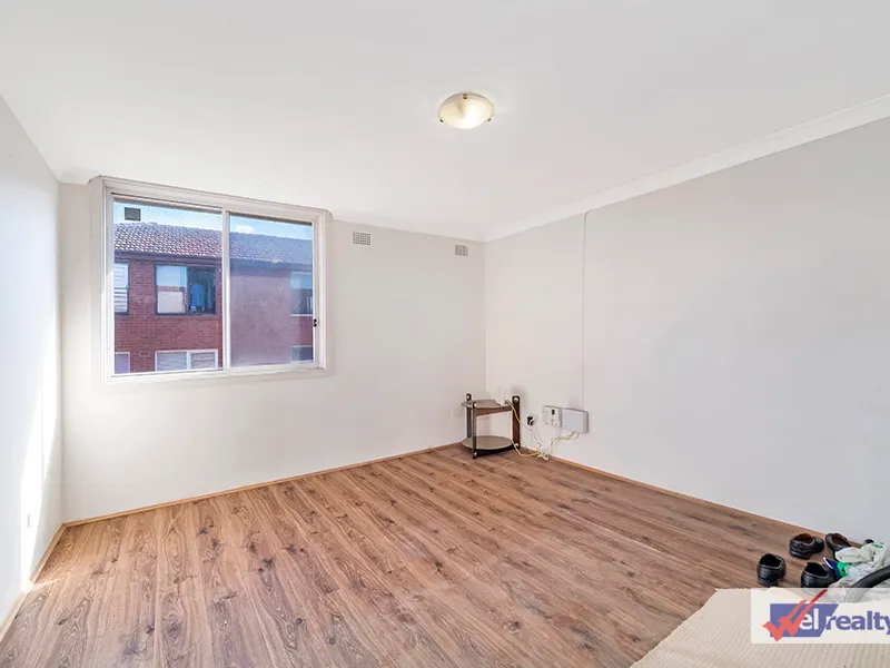 Comfortable top floor 2 bedroom unit in the heart of Auburn