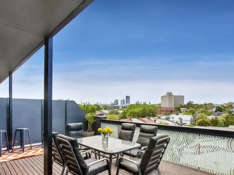 Stylish apartment with huge sunny deck and skyline views