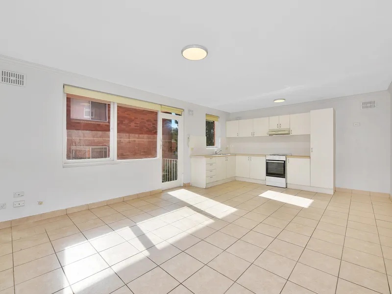 Bright and Spacious 2 bedroom unit in fabulous location