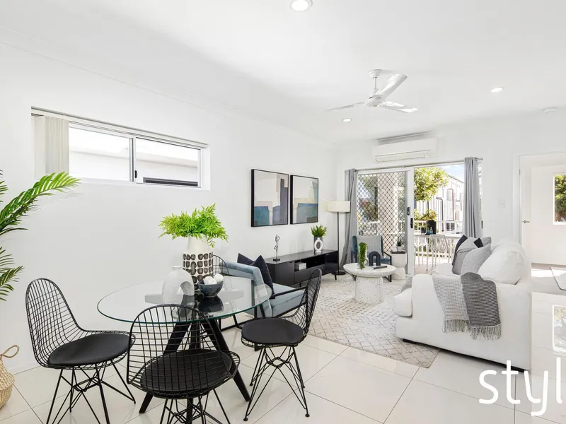 Modern, Top Floor, 2 Bedroom Apartment