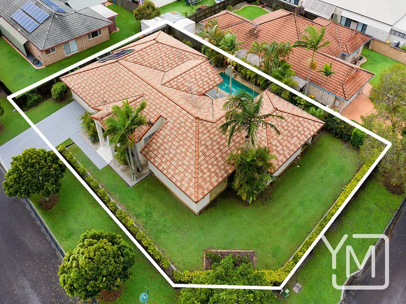 Family Residence – Superb Pelican Waters Location