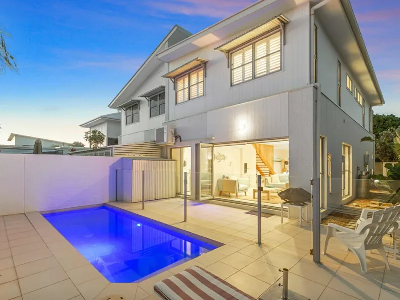 COASTAL DUPLEX ONLY 100M FROM BEACH