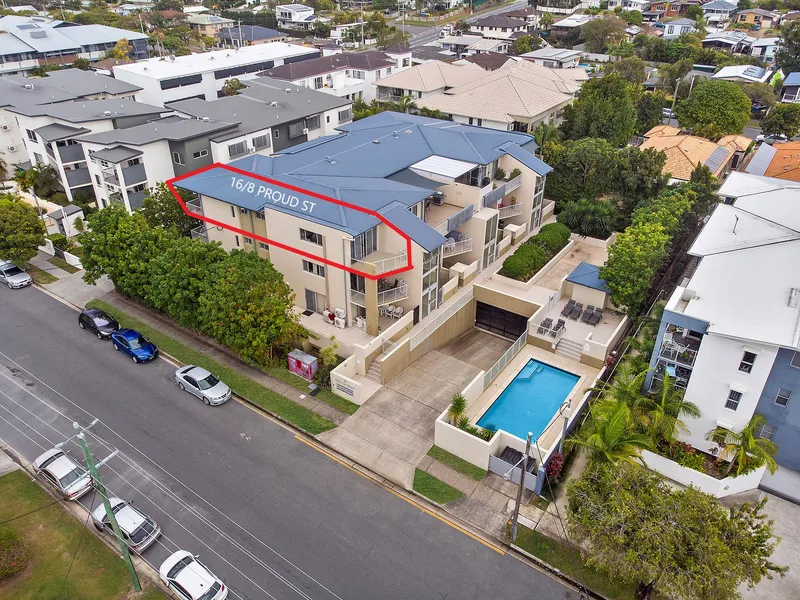 listedAS - Top floor apartment walking distance to the Broadwater