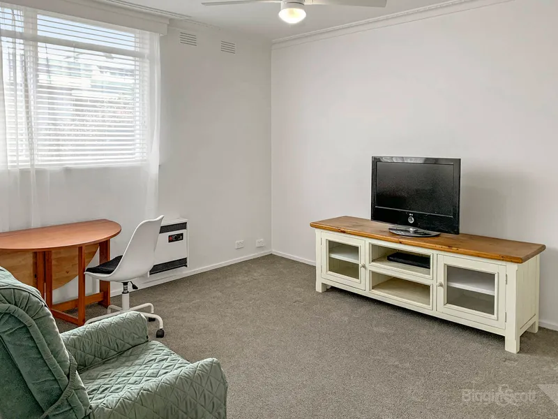 TOP FLOOR APARTMENT IN BOUTIQUE BLOCK