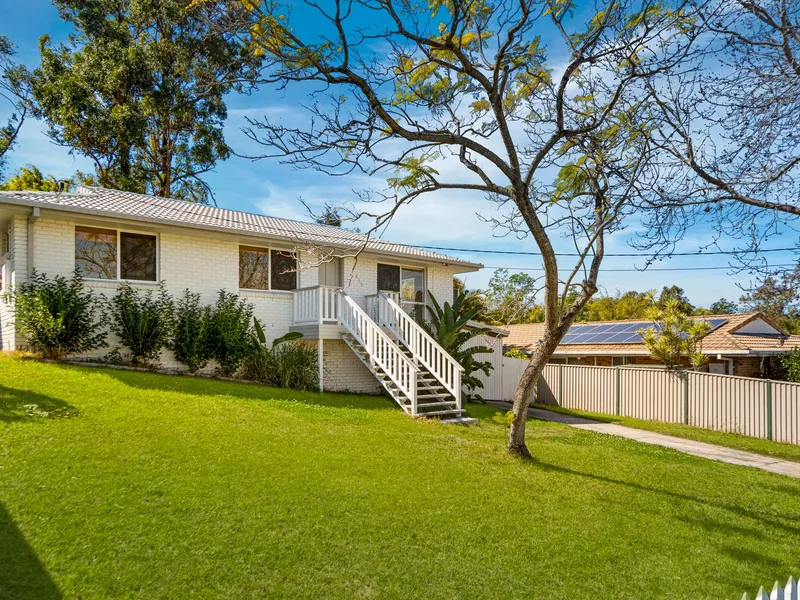 Modern 3-bedroom, 2-bathroom charmer on huge 1000m2 block!