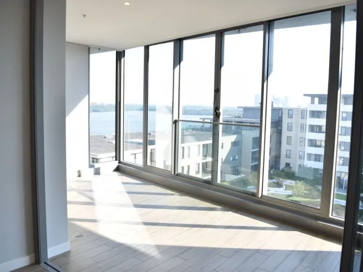 Water view and  Luxury Top floor Apartment with near River park !!