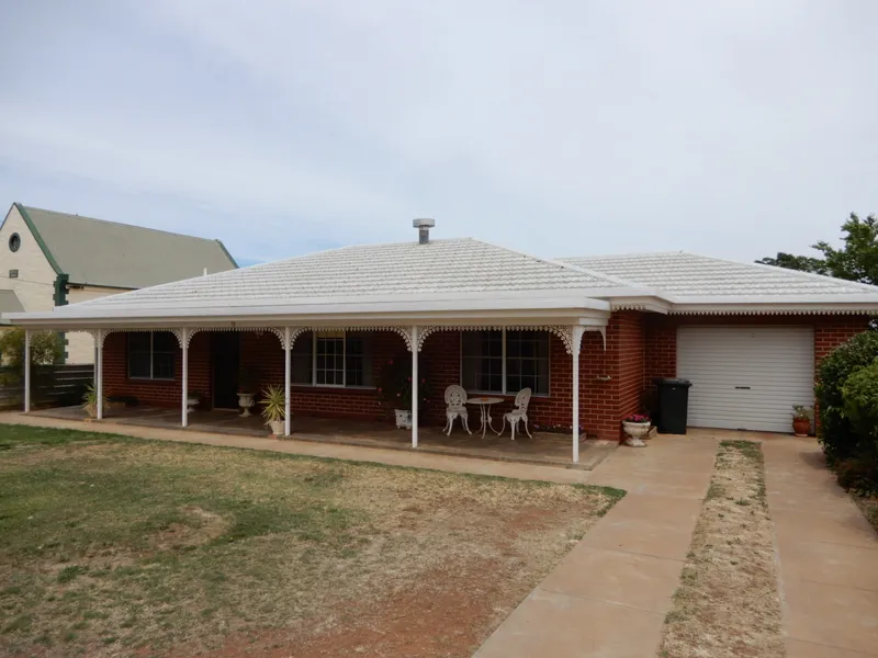 Well maintained home in excellent location!