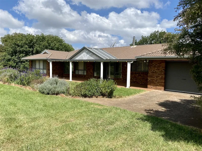 Family brick & tile 4 B/R - Rural setting