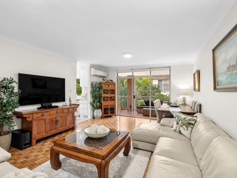 North-facing 3 Bed Apartment In Highly Regarded Complex