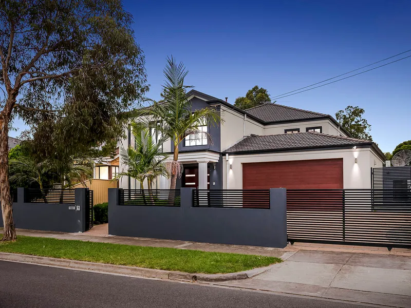 Luxurious, Multi Family Living With Studio