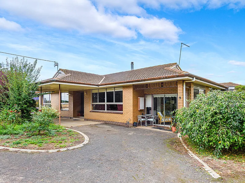 Perfect Opportunity For Horse Trainers And Hobby Farmers On 5.94ha (over 14 Acres) Approx