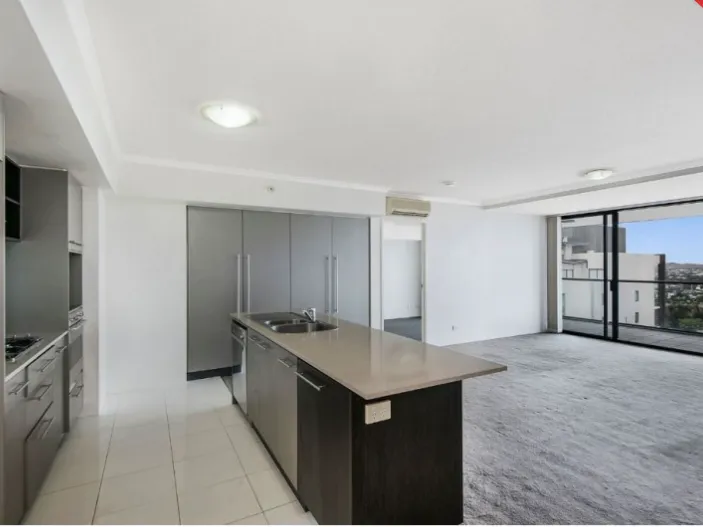 Specious two bedroom with Brisbane City views