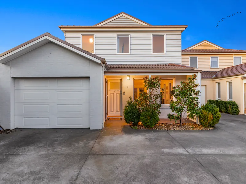 STYLISH MODERN LIVING IN THE HEART OF PAKENHAM