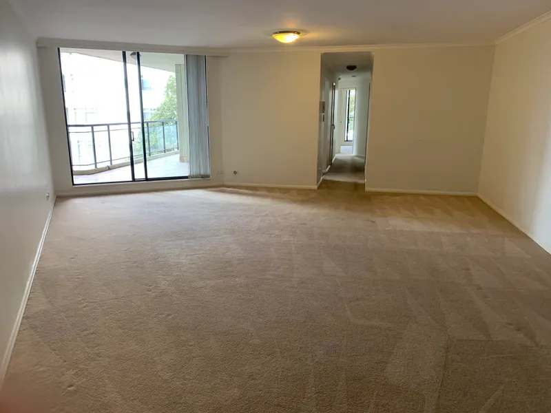 HUGE 3 BEDROOM APARTMENT IN SOUGHT AFTER COMPLEX