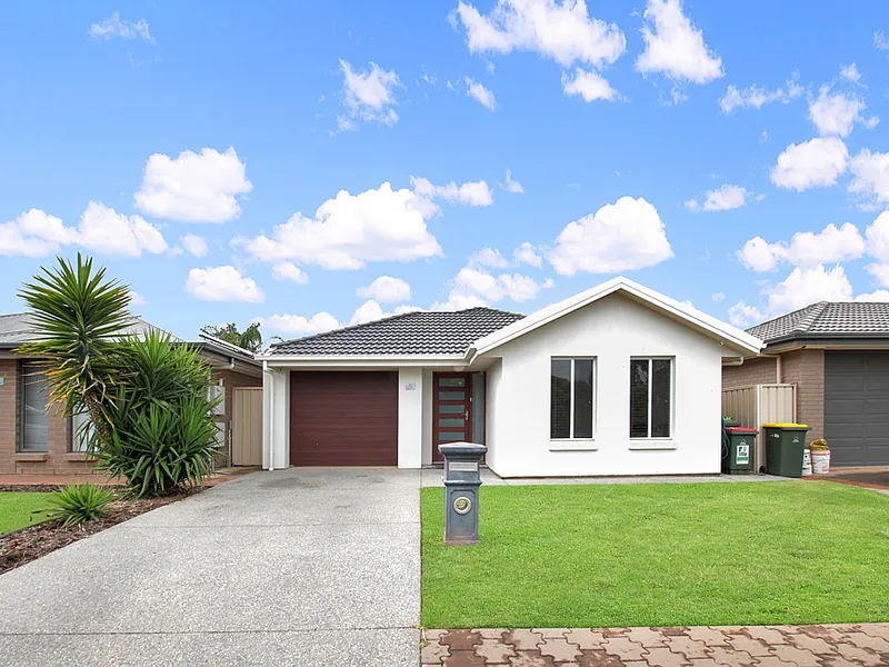 Modern Three Bedroom Home with Swimming Pool (No Pets)