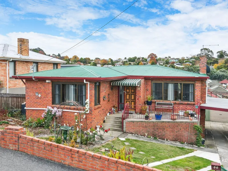 Solid & Sought After Boasting Mountain Views 