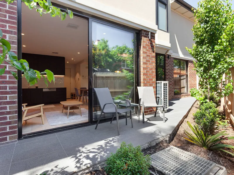 Boutique Beachside Courtyard Living