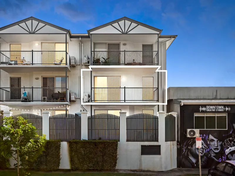 End-Apartment With Study + Outlook!