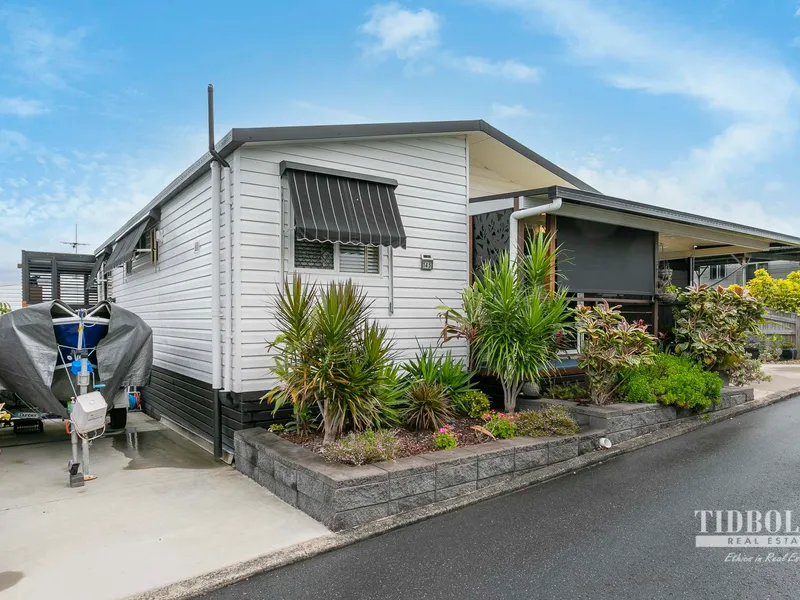 MODERN HOME - PERECT DOWNSIZER!!!