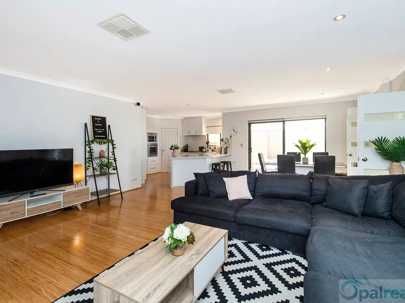 Entertainers paradise with golf course views