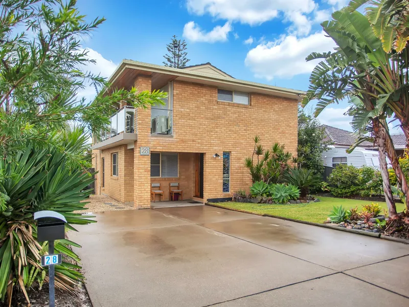 LARGE MODERN COASTAL HOME