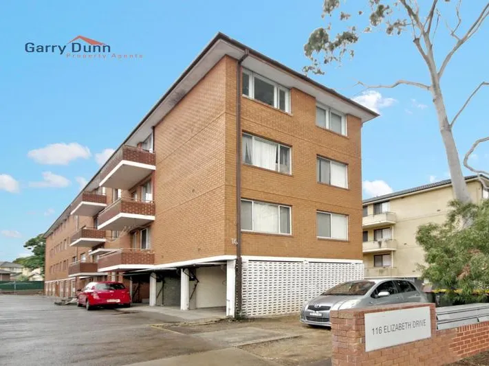 NEAT 2 BEDROOM UNIT - OWNER OFFERING ONE WEEKS FREE RENT