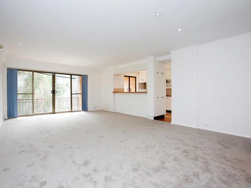 Enormous open plan with sunny balcony