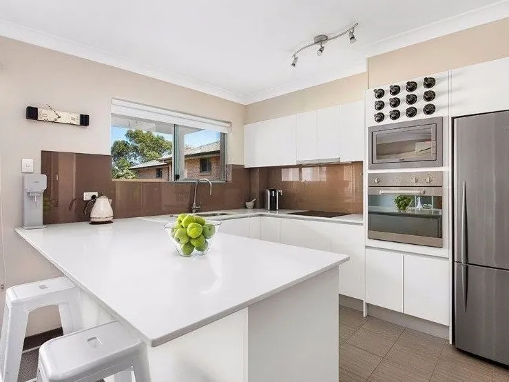 Large 2 Bedroom Apartment In Popular Location!