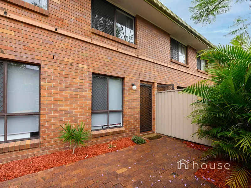 NEAT TOWNHOUSE IN UNBEATABLE LOCATION - A MUST TO INSPECT!!!
