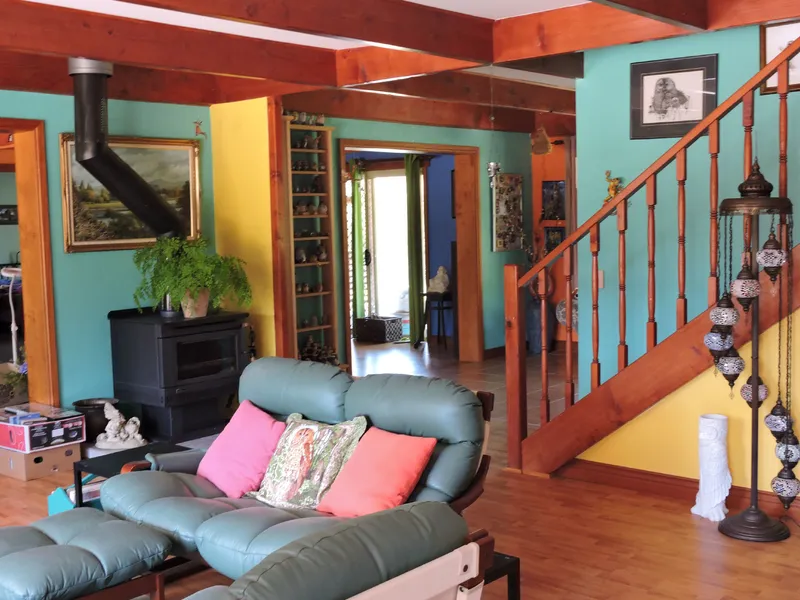 2 Storey Brick Home Walking Distance To Beach