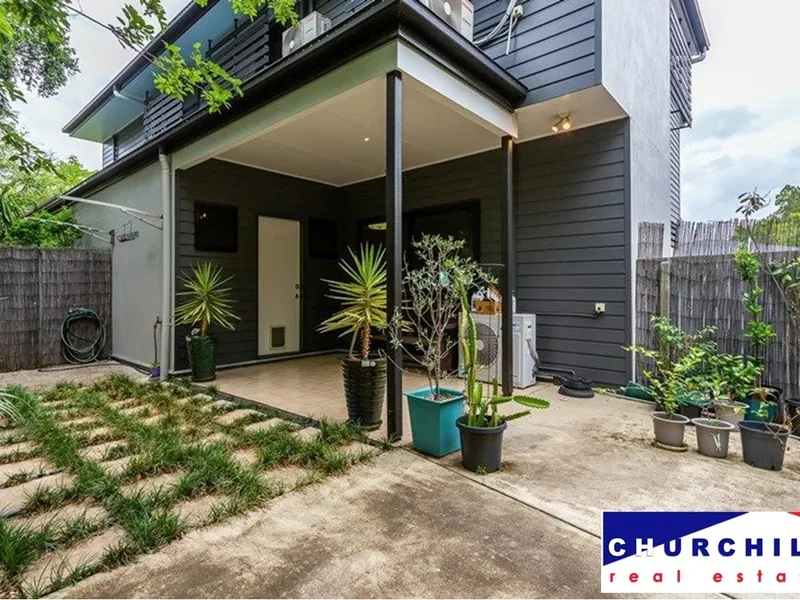 THREE LEVEL TOWNHOME IN CENTRAL LUTWYCHE WITH CITY VIEWS!